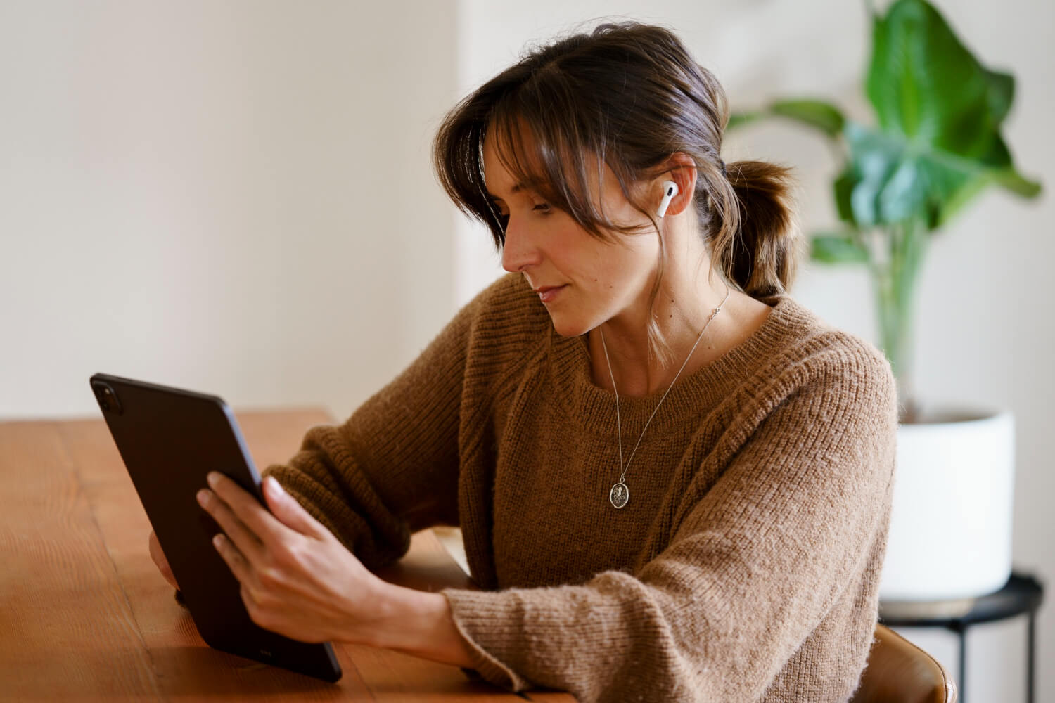 women_tablet